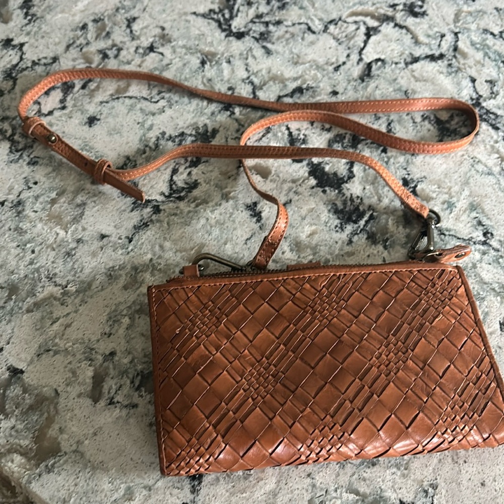 Women’s leather crossbody wallet